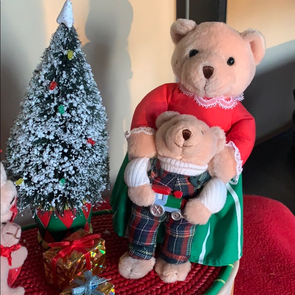 Animated/Musical A Beary Merry Holiday Celebration - Picture 3 of 9